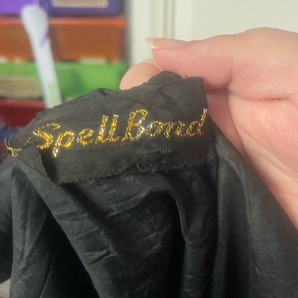 Black sleeveless shirt with sequins. One Size - Picture 2 of 3